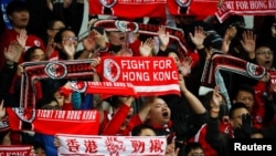 在韩国釜山为香港足球队加油的香港球迷。(2019年12月18日)