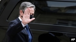 美国国务卿布林肯与法国总统马克龙会晤后向记者挥手(2021年6月25日)