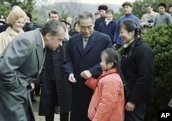 1972年周恩來总理陪美国总统尼克松游览杭州西湖。周恩来尽心侍奉毛泽东几十年,也没能让毛满意