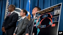 美国司法部举行的新闻发布会上,执法官员站在一张芬太尼分销海报旁(2017年10月17日)