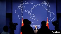 资料照片:记者参加中国外交部新闻发言人的记者会。(2020年12月14日)