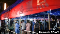 江苏省南京市的民众排队接受新冠病毒核酸检测。(2021年7月28日)