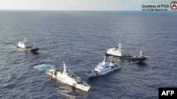 菲律宾海警队公布的照片显示,2024年3月23日,其一艘海警船被中国一艘海警船和两艘中国海上民兵船包围。