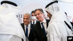 资料照 - 2022年3月28号,美国国务卿布林肯与巴林外交大臣 Bahrain's阿尔札亚尼(Abdullatif bin Rashid al-Zayani)图左)以及阿拉伯联合酋长国外交大臣谢赫·阿卜杜拉·本·扎耶德·阿勒纳哈扬(斯德伯克)(Sheikh Abdullah bin Zayed Al Nahyan-, front right在以色列边境城市斯德伯克(Sde Boker)握手。