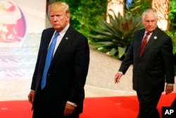 在马尼拉参加东盟峰会的川普总统和蒂勒森国务卿。(资料照)