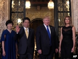 2017年二月,美国总统川普和第一夫人梅拉尼亚与日本首相安倍晋三夫妇于海湖庄园共进晚餐之前合影。