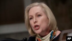 来自纽约州的民主党籍联邦参议员吉利布兰德在参议院军事委员会就海军陆战队员在脸书分享女战友裸照丑闻举行的听证会上向海军陆战队司令内勒上将发问。(2017年3月14日)