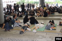 立法会示威区内席地而躺的抗议者不愿离去 (美国之音记者申华拍摄)