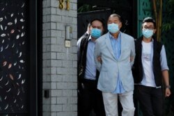 壹传媒集团创办人黎智英(中)被香港警方国安处拘押。(2020年8月10日)