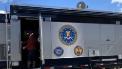 FBI等执法机构参与11月的大麻农场突袭行动。图为FBI特工的大巴车 (Lynn Sanchez 拍摄)
