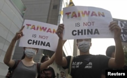 示威者在台北抗议习马会,他们手持标语“台湾不是中国”(2015年11月7日)