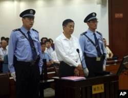 济南中级法院发布的薄熙来出庭照片(2013年8月22日)