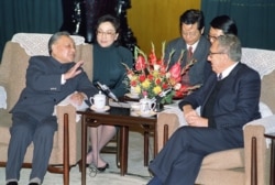1989年11月10日,中国领导人邓小平和美国前国务卿基辛格在北京人民大会堂交谈。
