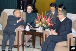 1989年11月10日,中国领导人邓小平和美国前国务卿基辛格在北京人民大会堂交谈。