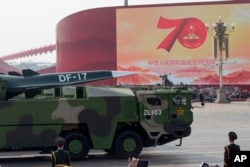 中国军车载着DF-17东风高超音速弹道导弹参加中国国庆70周年典礼。(2019年10月1日)