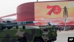 中国军车载着DF-17东风高超音速弹道导弹参加中国国庆70周年典礼。(2019年10月1日)