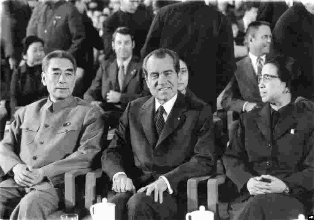 1972年2月22日,在北京人民大会堂的礼堂,美国总统尼克松和夫人应邀观看芭蕾舞剧《红色娘子军》,中国总理周恩来和毛泽东夫人江青陪同。尼克松后来在回忆录里写道:“原来我并不特别想看这出芭蕾舞剧,但我看了几分钟后,它那令人眼花缭乱的精湛表演艺术和技巧给了我深刻印象。江青试图创造一个使观众既感到乐趣又受到鼓舞的宣传戏,她在这方面无疑是成功的。结果是一个兼有歌剧、小歌剧、音乐喜剧、古典芭蕾舞、现代舞剧和体操等因素的大杂烩。”“在感情上和戏剧艺术上,这出戏比较肤浅和矫揉造作。”  