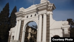 北京清华大学的清华园牌坊,曾经是清华大学校门。(资料照)