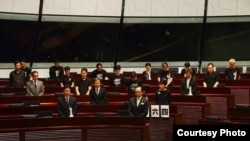 香港泛民议员在立法会会议厅为六四死难者默哀(推特图片/主场新闻)