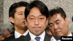 2013年2月5日,日本防卫大臣小野寺五典在东京对记者谈话。
