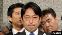 2013年2月5日,日本防卫大臣小野寺五典在东京对记者谈话
