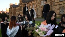 澳大利亚悉尼大学的中国留学生在校园参加毕业典礼(2020年7月4日)