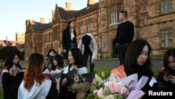 澳大利亚悉尼大学的中国留学生在校园参加毕业典礼。(2020年7月4日)