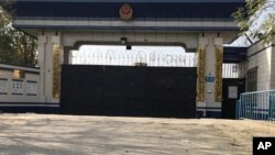 中国新疆库尔勒地区一个监狱的入口,当地人说这个监狱用于所谓再教育的政治灌输计划。(2017年11月2日)。