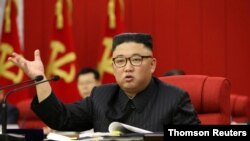 金正恩在朝鲜劳动党第八届中央委员会第三次会议开幕式上发表讲话。(路透社照片)