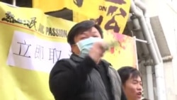 港人游行反大陆水货客 港警放胡椒喷雾 港人游行反大陆水货客 港警放胡椒喷雾
