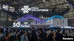 中国联通在上海举行的世界移动大会上的5G移动服务展台。(2018年6月27日)