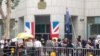 港人英领馆外示威占领促英国履行责任(美国之音海彦拍摄)