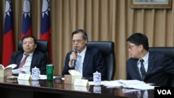 台湾陆委会主任委员陈明通(中)5月17日对媒体发表谈话(美国之音记者杨明拍摄)