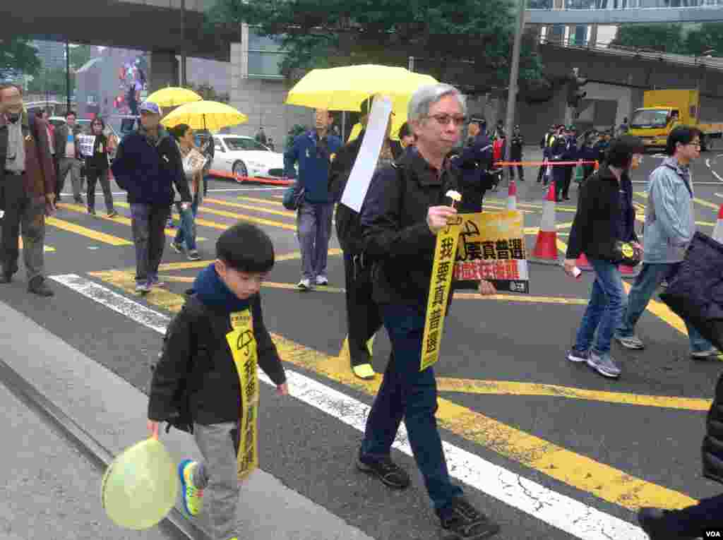 数万港人参与民阵争取真普选大游行(美国之音海彦拍摄)
