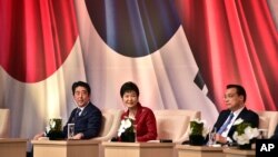 2015年11月1日韩国总统朴槿惠(中)、日本首相安倍晋三(左)和中国总理李克强在首尔出席商业峰会