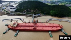 2017年5月16日,中国浙江省宁波市舟山港原油码头的油轮。