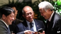 新加坡国防部长黄永宏(右)与其他国家的国防官员交谈