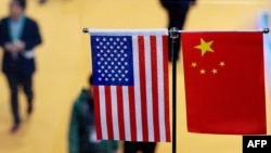 资料照:2018年11月上海国际进口博览会上的美中国旗