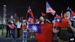香港示威者手举台湾旗帜庆祝台湾双十节国庆日的集会。(2019年10月10日)