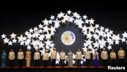 东盟各国领导人和美中日加四国领导人身穿菲律宾服装在马尼拉参加东盟晚宴(2017年11月12 日)