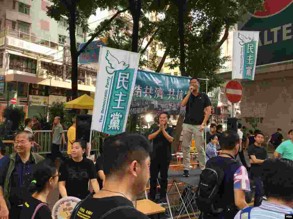 香港几十个政党和团体在中国十一国庆当天下午,举行反威权大游行,抗议政治打压,要求律政司司长袁国强下台。数以万计的港人走上街头,表达反对他们看来的来自北京和香港特区政府的威权打压。