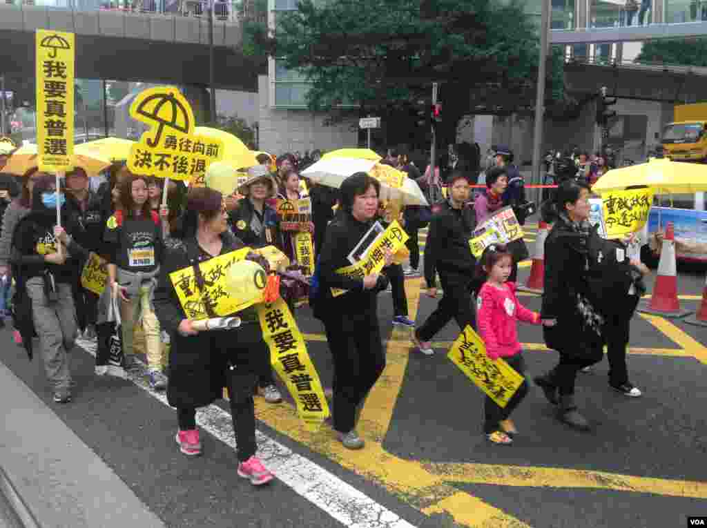 数万港人参与民阵争取真普选大游行(美国之音海彦拍摄)