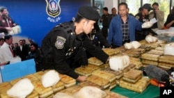 泰国警察在举行记者会之前摆放他们缉获的安非他明(2013年2月15日)