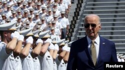 Президент США Джо Байден відвідує випускну церемонію Військової академії США у Вест-Пойнті, Нью-Йорк, США, 25 травня 2024 року. REUTERS/Том Бреннер