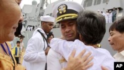 美国导弹驱逐舰舰长、柬埔寨出生的米西维兹中校37年后返回故国,与72岁的姨妈拥抱。(2010年12月3日)