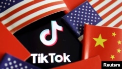 抖音海外版(TikTok)的标识与美中两国国旗。