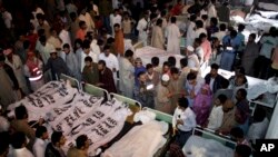 Người dân Pakistan tập trung để nhận dạng các thi thể của người thân thiệt mạng trong vụ nổ bom gần cửa khẩu Wagah, ngày 2/11/2014.