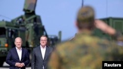 На фото - канцлер Німеччини Олаф Шольц і міністр оборони Борис Пісторіус під час введення в експлуатацію системи протиповітряної оборони IRIS-T SLM у казармах німецького армії Бундесверу Тодендорф у Панкері, Німеччина, 4 вересня 2024 року. REUTERS/Fabian Bimmer