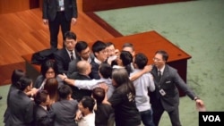 青年新政两议员再闯立法会大会试图宣誓不果 (美国之音汤惠芸/海彦拍摄 )