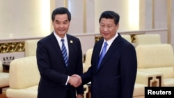 2014年11月9日中国国家主席习近平(右)在北京人民大会堂和香港特区行政长官梁振英会面握手